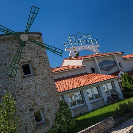 Logis Hotel Le Moulin Des Gardelles Riom Exteriér fotografie