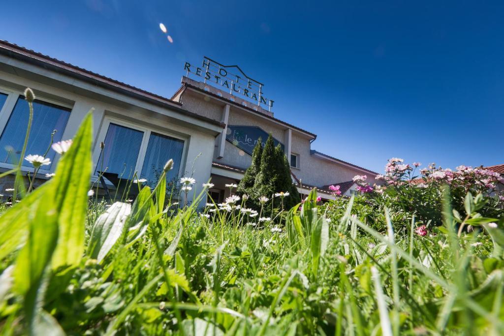 Logis Hotel Le Moulin Des Gardelles Riom Exteriér fotografie
