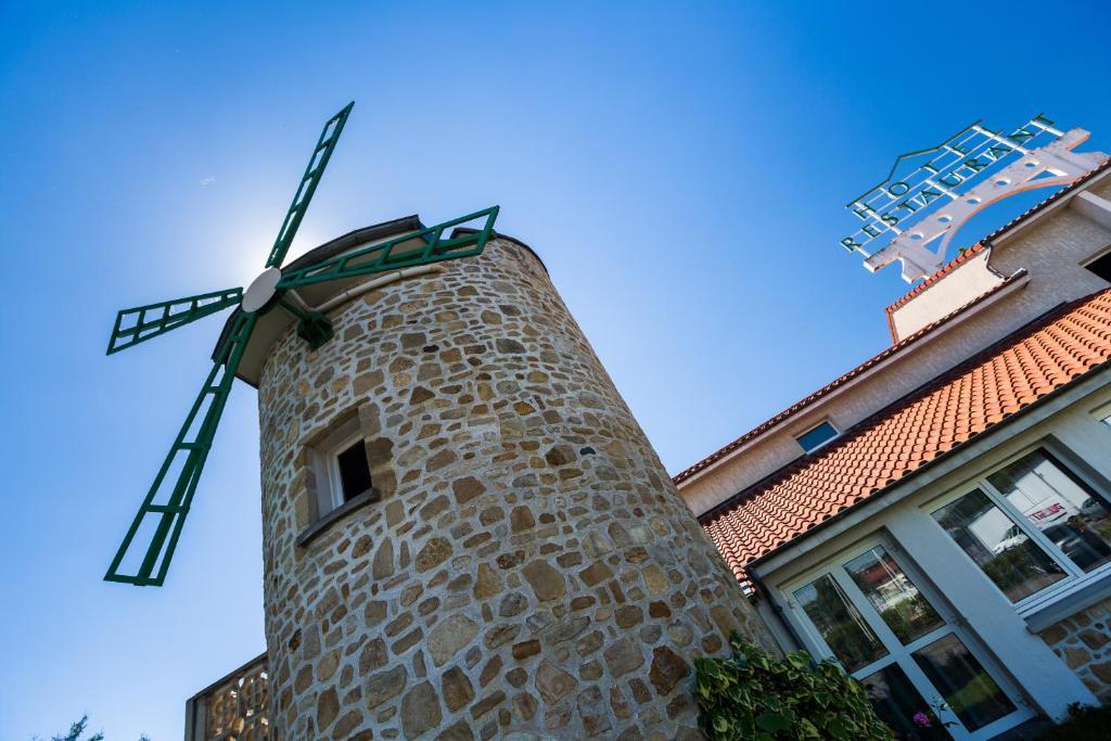 Logis Hotel Le Moulin Des Gardelles Riom Exteriér fotografie