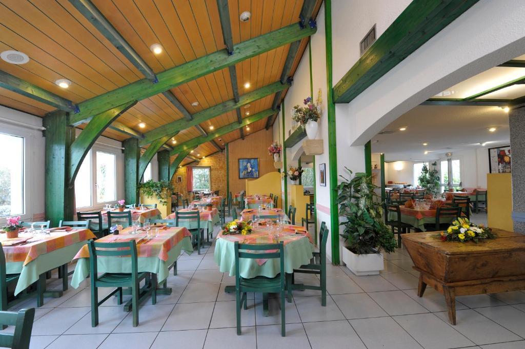 Logis Hotel Le Moulin Des Gardelles Riom Exteriér fotografie