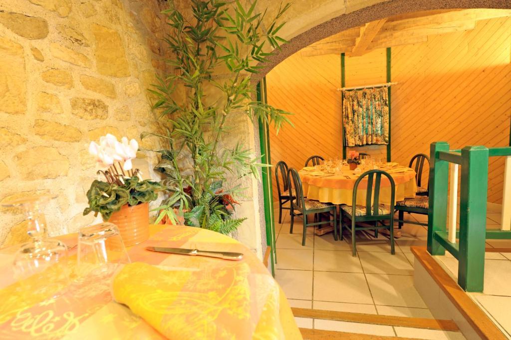 Logis Hotel Le Moulin Des Gardelles Riom Exteriér fotografie