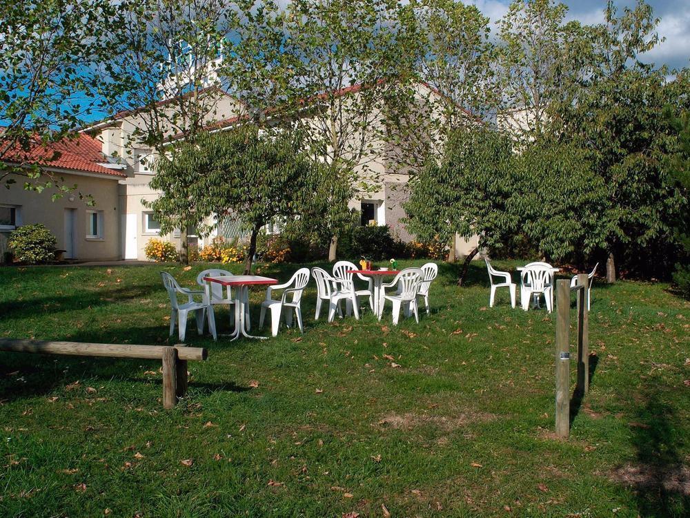 Logis Hotel Le Moulin Des Gardelles Riom Exteriér fotografie