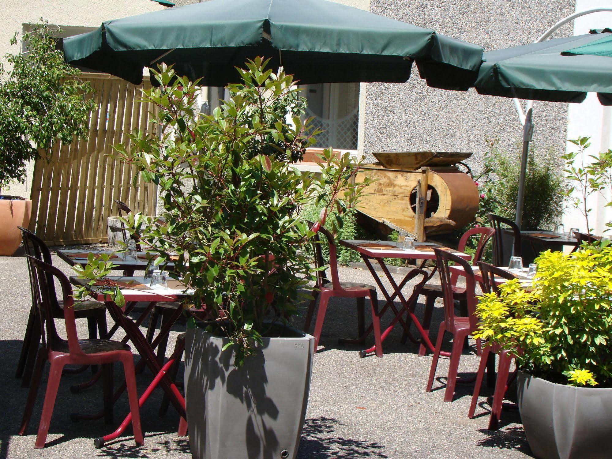 Logis Hotel Le Moulin Des Gardelles Riom Exteriér fotografie