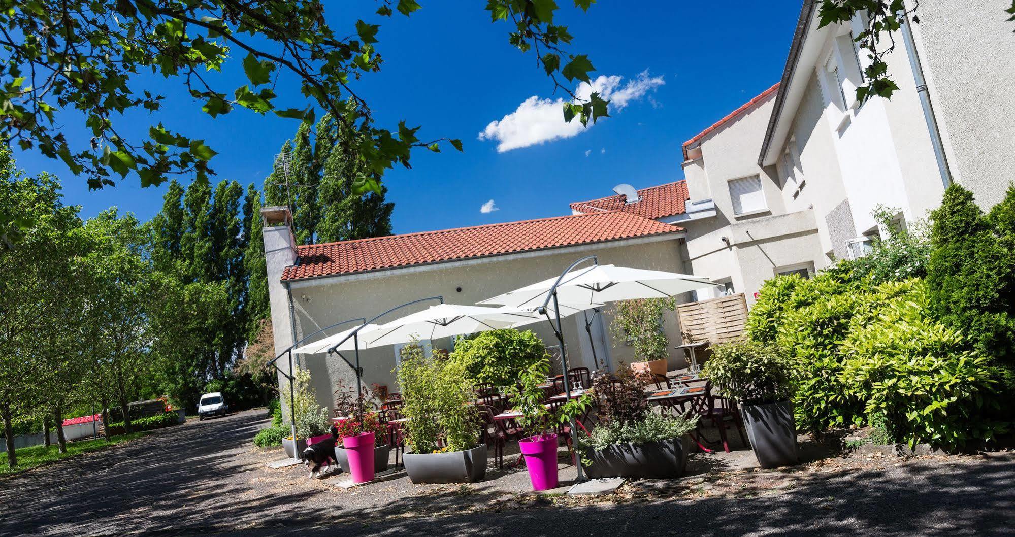Logis Hotel Le Moulin Des Gardelles Riom Exteriér fotografie